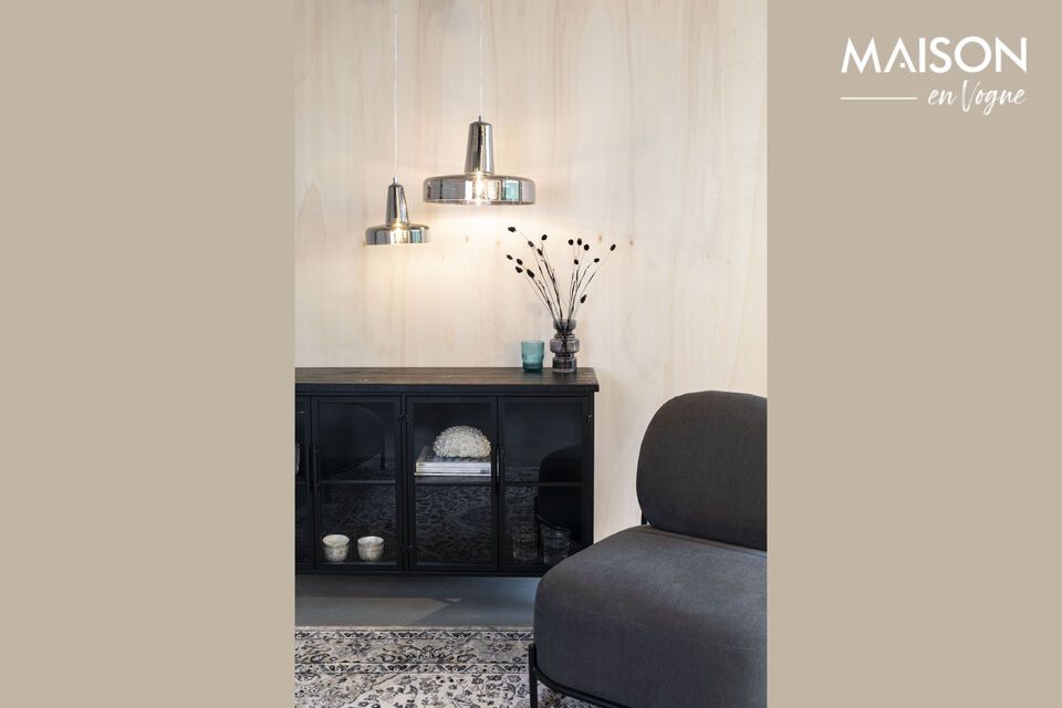 El diseño elegante y el tono gris de esta lámpara colgante de cristal añaden un toque moderno que