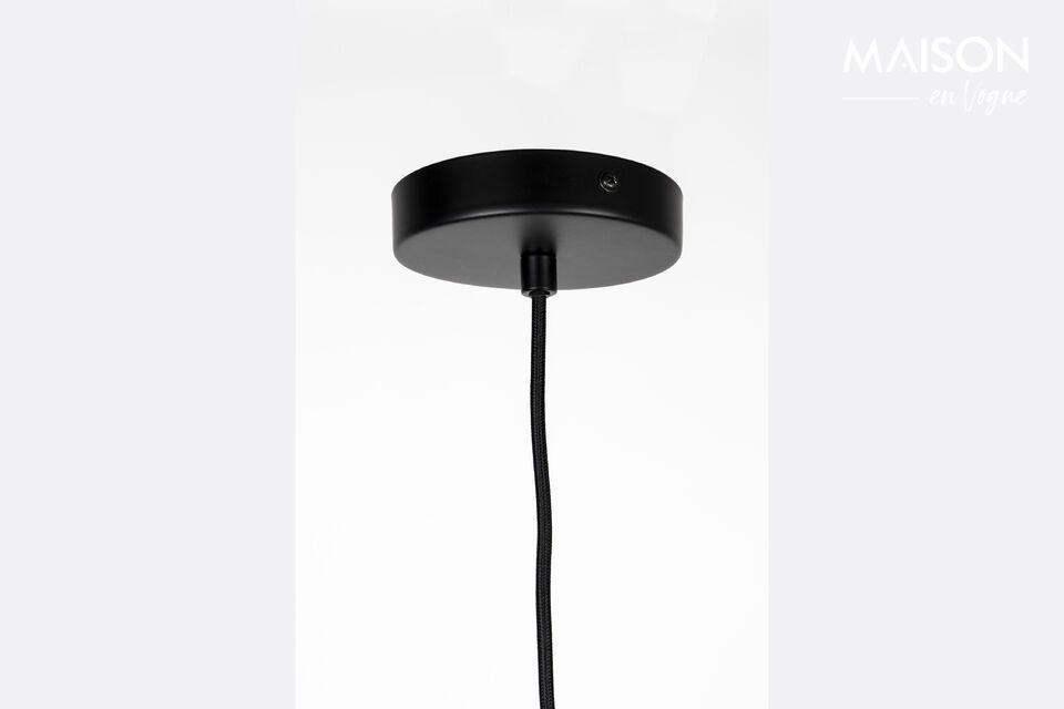 Cada detalle de este colgante ha sido optimizado para armonizar sutilmente con la decoración de su