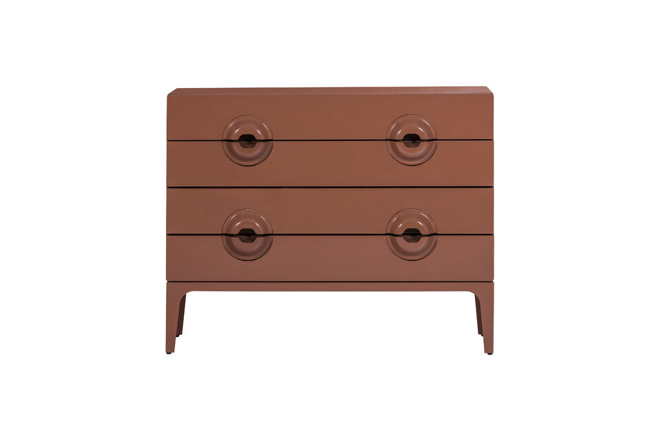 Cette commode stylée est équipée de quatre tiroirs spacieux