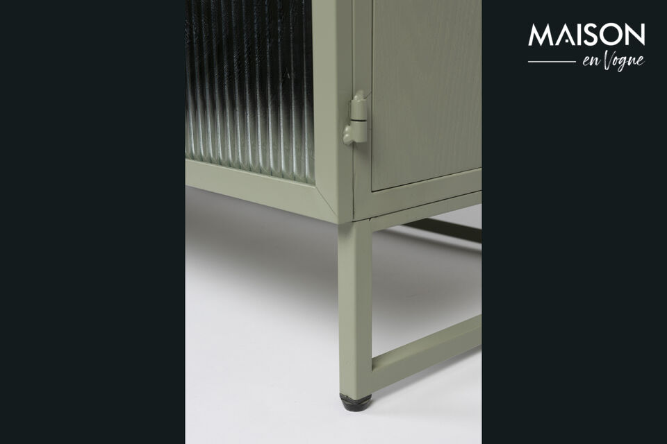 Cette armoire élégante séduit par sa teinte verte rafraîchissante et vivante