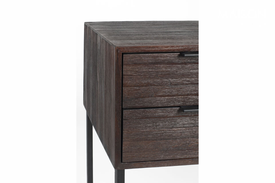 Cette commode dispose de quatre tiroirs spacieux