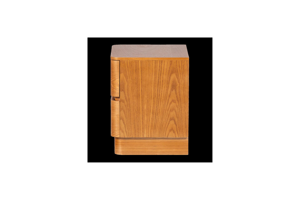 Cette commode est comme un ami de confiance qui range soigneusement vos affaires tout en