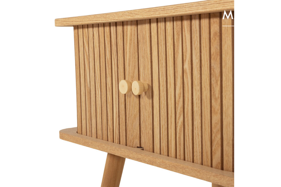 Mat&eacute;riaux La table de chevet est fabriqu&eacute;e en MDF et en pin