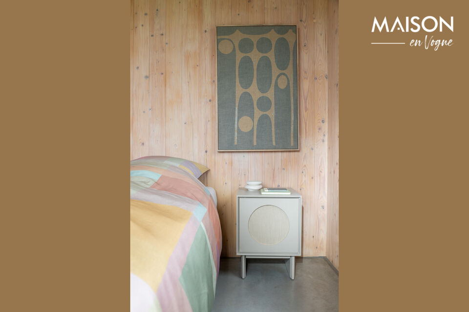 L\'anta di questo comodino è decorata con un cerchio in morbido tessuto