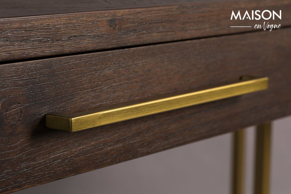 Su estructura gráfica en cobre patinado soporta una tapa de MDF enchapada en acacia con un hermoso