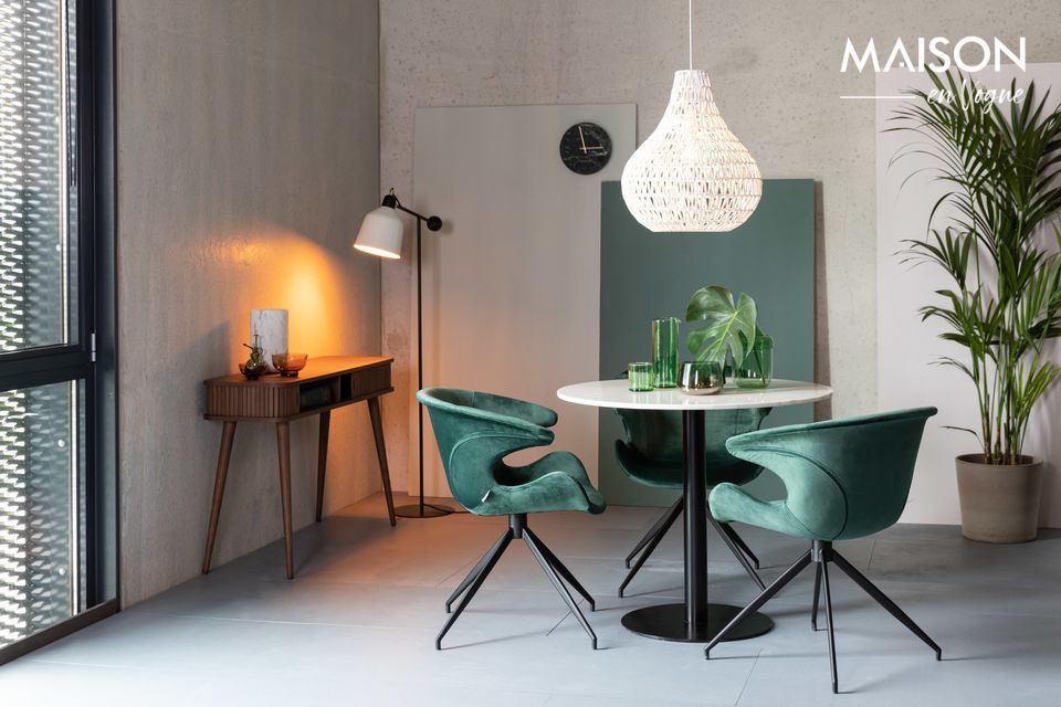 Una elegante mesa de madera noble