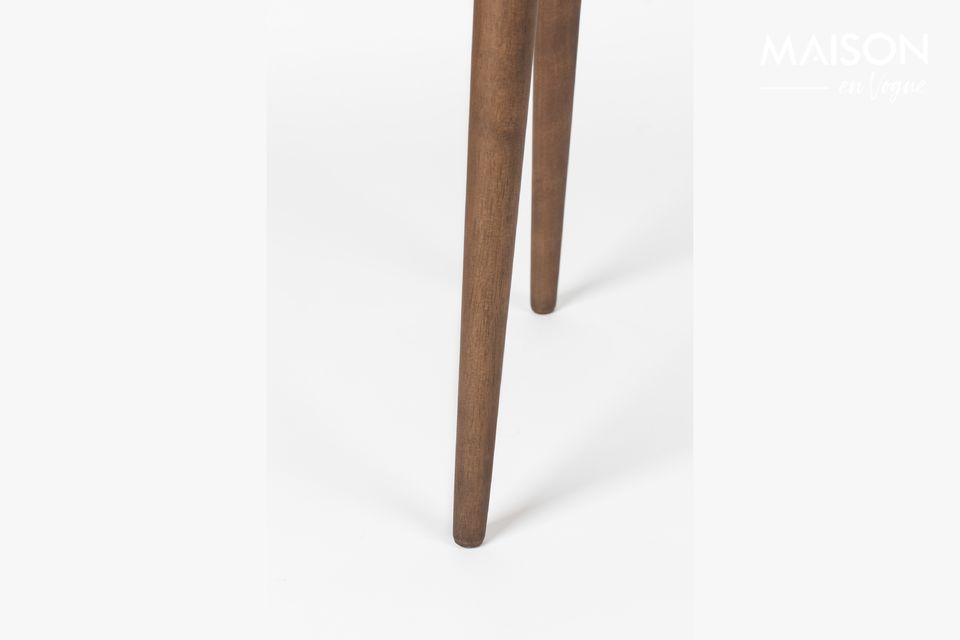 Su tapa en madera de goma maciza laminada y sus patas en madera de goma maciza lacada le dan un