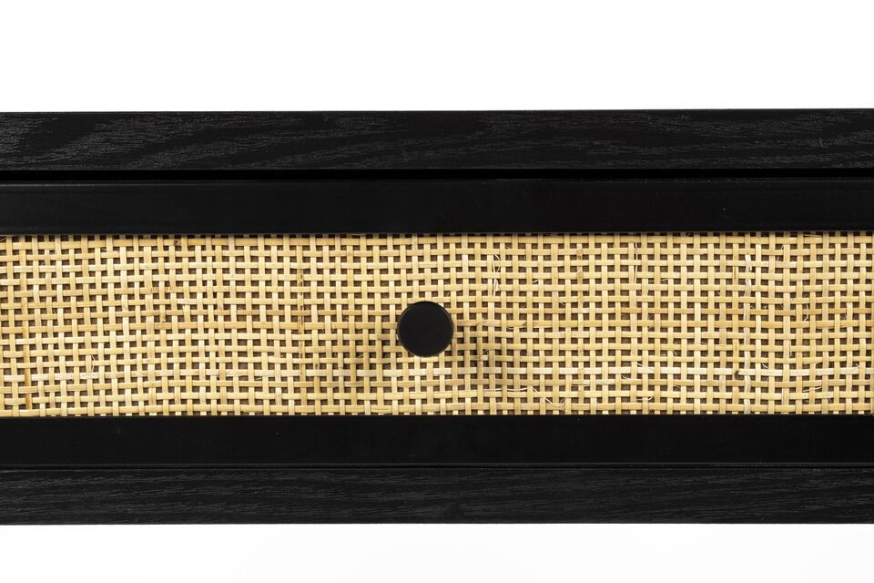 Fabricada en ratán de alta calidad, esta consola combina durabilidad y estilo