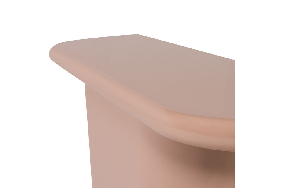 La couleur rose clair ajoute une touche douce qui se combine bien avec diff&eacute;rents styles