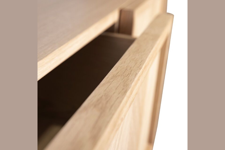 Les tiroirs offrent un espace de rangement pratique pour garder votre espace organisé
