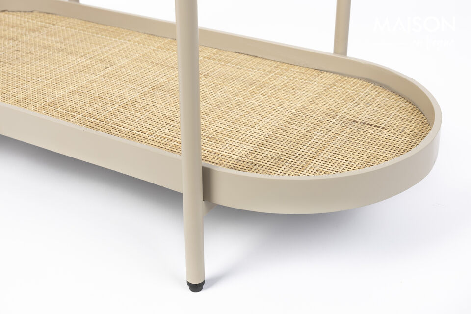 L\'association du bois beige et du rotin lui confère un aspect naturel