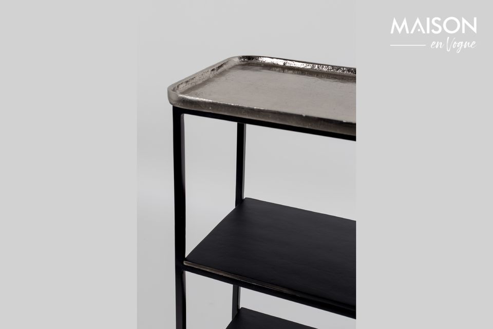 Son élégant design rétro est porté par quatre pieds à roulettes