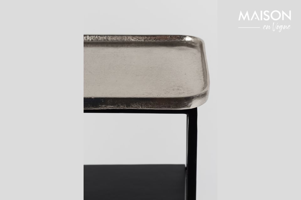 Cette table d\'appoint est idéale pour compléter la décoration d\'un salon