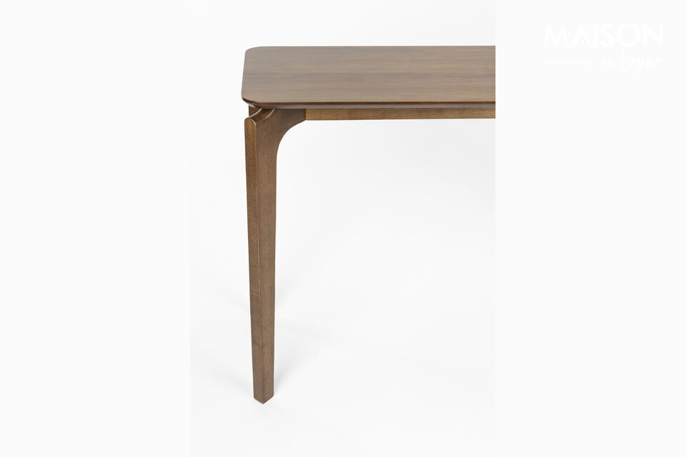 Deze stijlvolle meubels zijn gemaakt van hout met een prachtige diepe walnootkleur