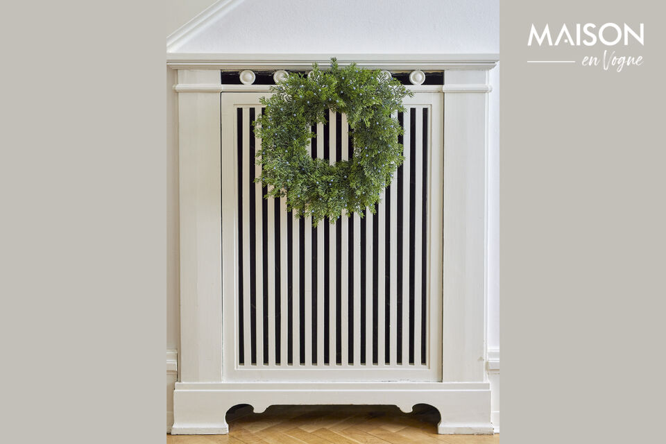 La corona Juniper de Bloomingville presenta ramas en forma de aguja