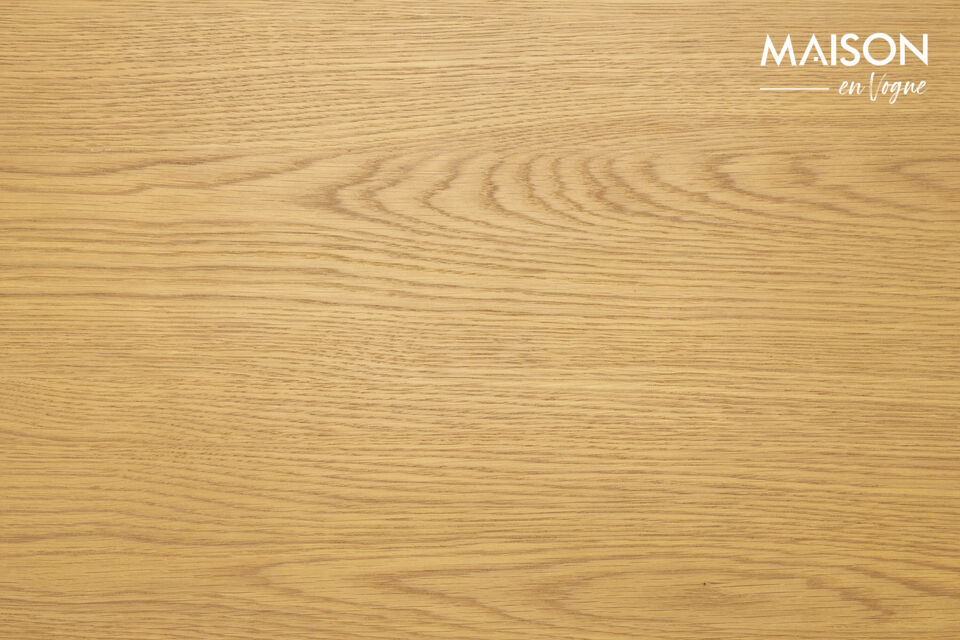 Dieser Holztisch hebt mühelos die Atmosphäre Ihres Wohnraums und bietet sowohl Robustheit als
