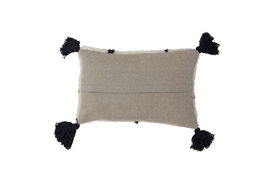 Le coussin Ayn de Bloomingville est un petit coussin rectangulaire en laine mélangée tuftée