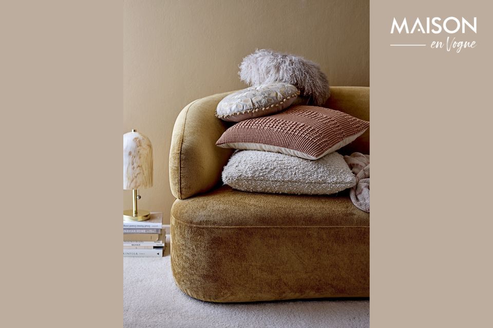 Coussin en coton tissé avec de magnifiques détails en forme de pompon qui donneront du piquant à