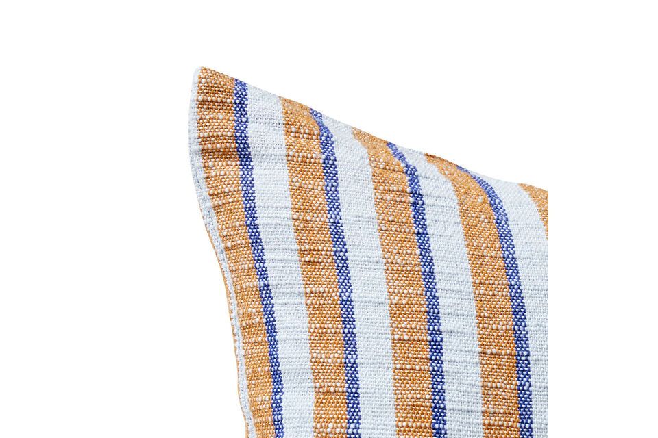 Le coussin en coton multicolore Pavilion est l\'accessoire idéal pour apporter une touche de