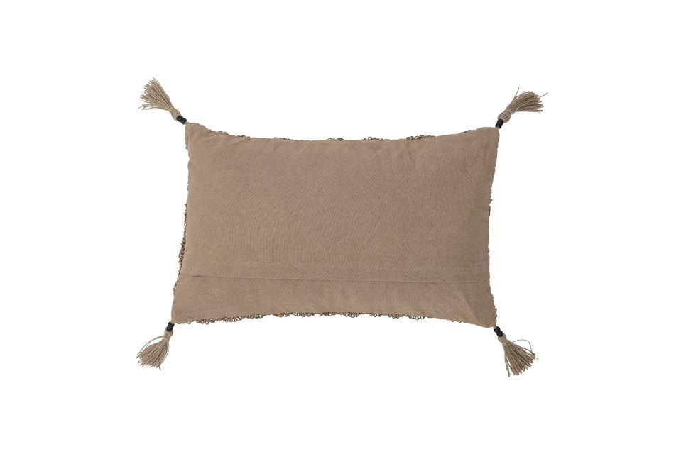 Le coussin a des glands souples aux quatre coins et sera parfait pour apporter une touche détente