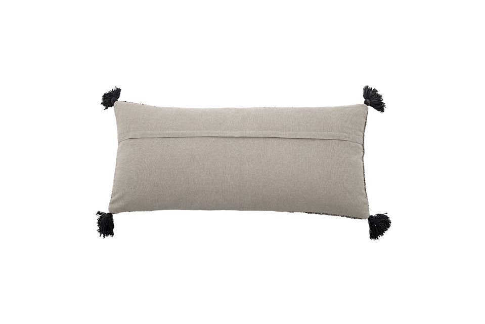 Le coussin est tissé en coton et les glands noirs contribuent à la sensation de confort que ce