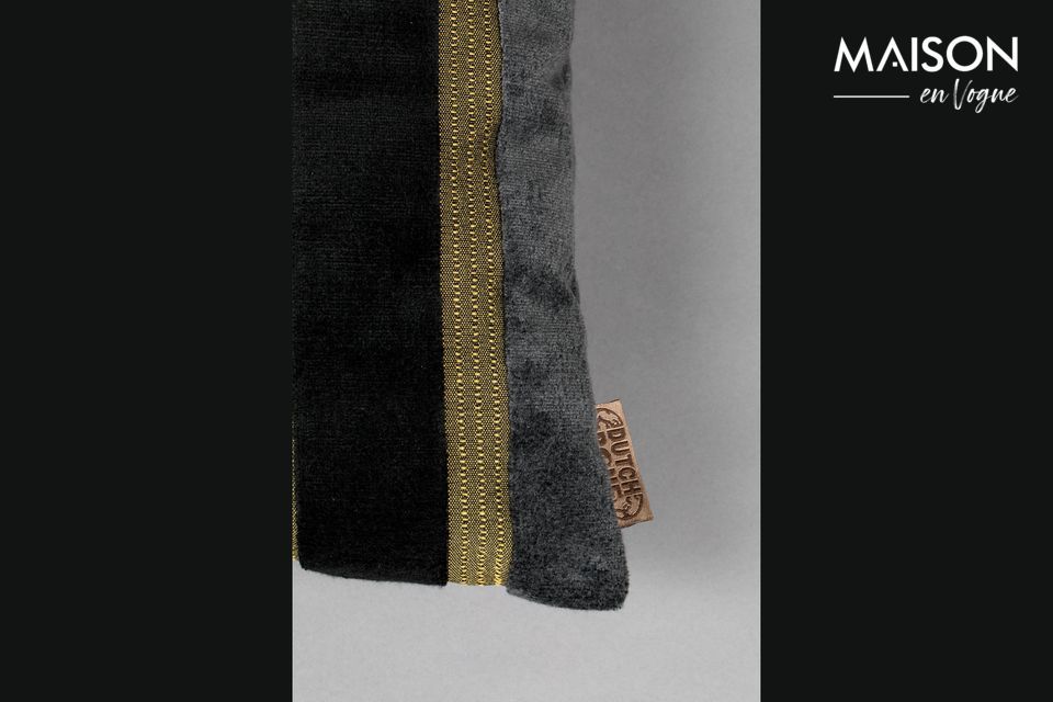 Son tissu de velours épais est décoré de rayures aux couleurs noires