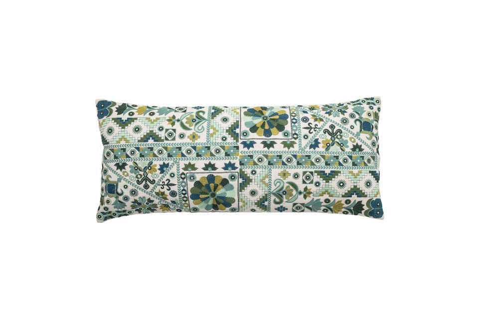 Ce coussin aux motifs riches et variés se remarquera, une fois qu\'il sera placé sur votre divan