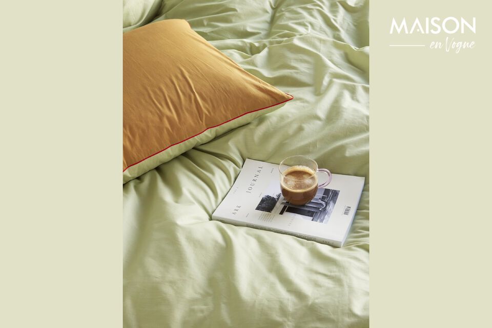 Décorez votre chambre avec le couvre-lit Aki, un mélange vibrant de vert, orange et rouge