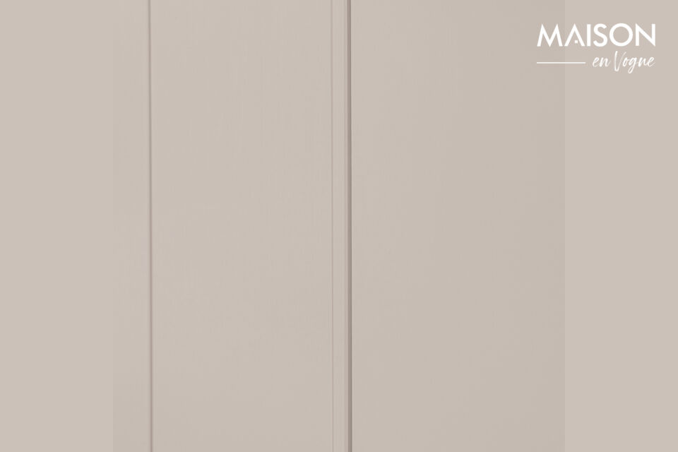 Materiale Questa credenza è realizzata in legno di pino