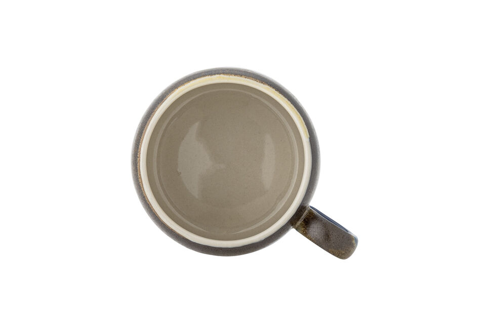 The glaze runs naturally down the cup and creates a vibrant look