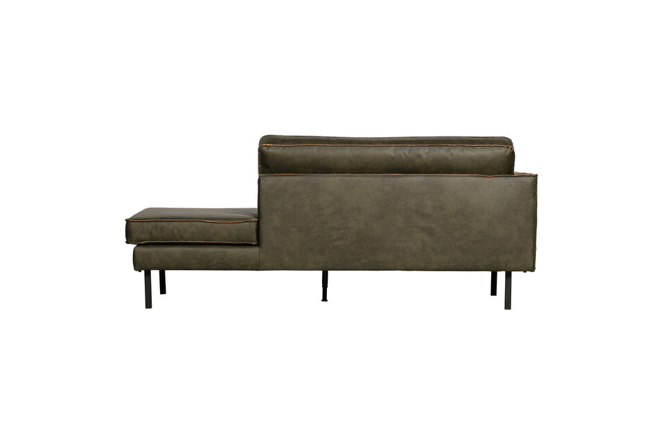 Il telaio a gambe alte conferisce al mobile un aspetto slanciato e aereo