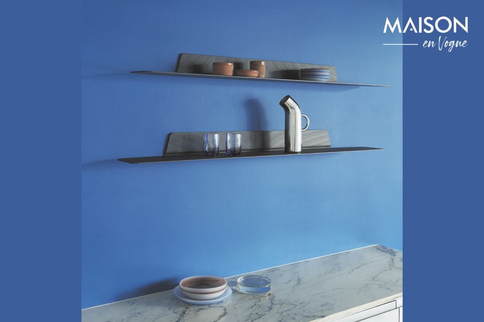 Una caraffa in acciaio dal design originale e minimalista.