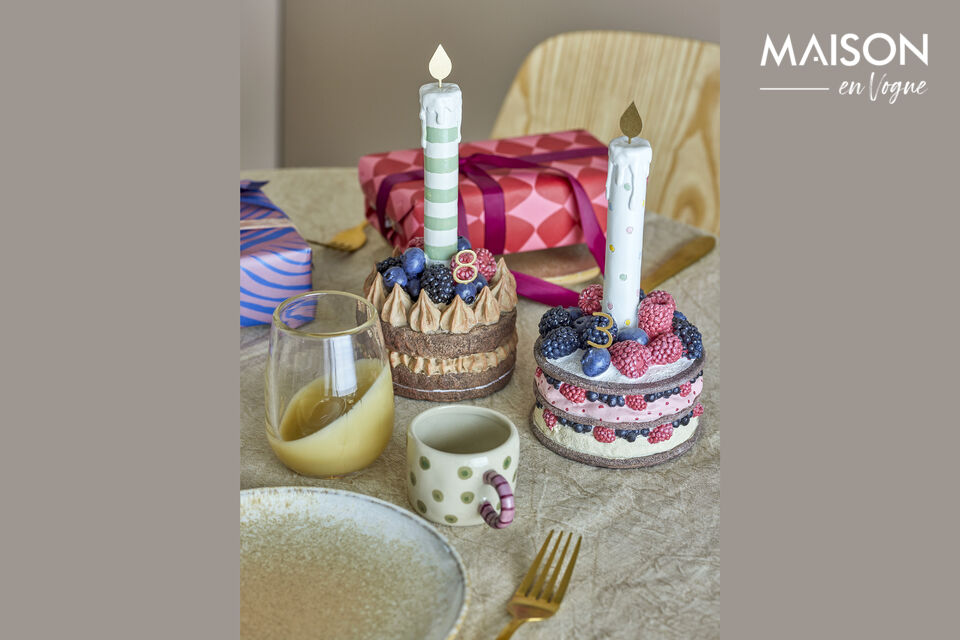 El set incluye dos bonitas figuras decorativas de pasteles que parecen deliciosos pasteles de capas