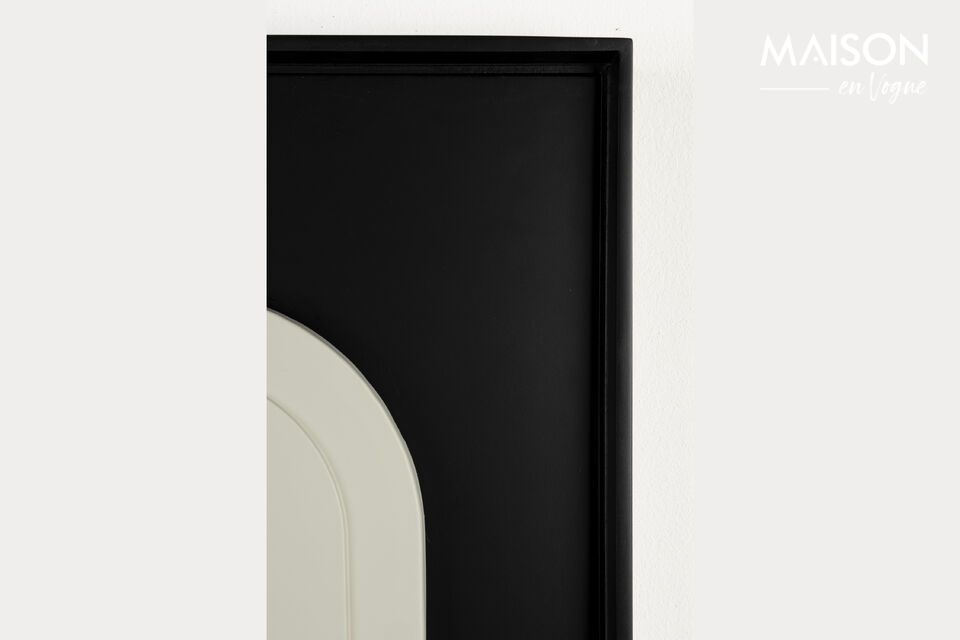 L\'objet mural est discrètement encadré de bois, ce qui lui confère une touche d\'élégance