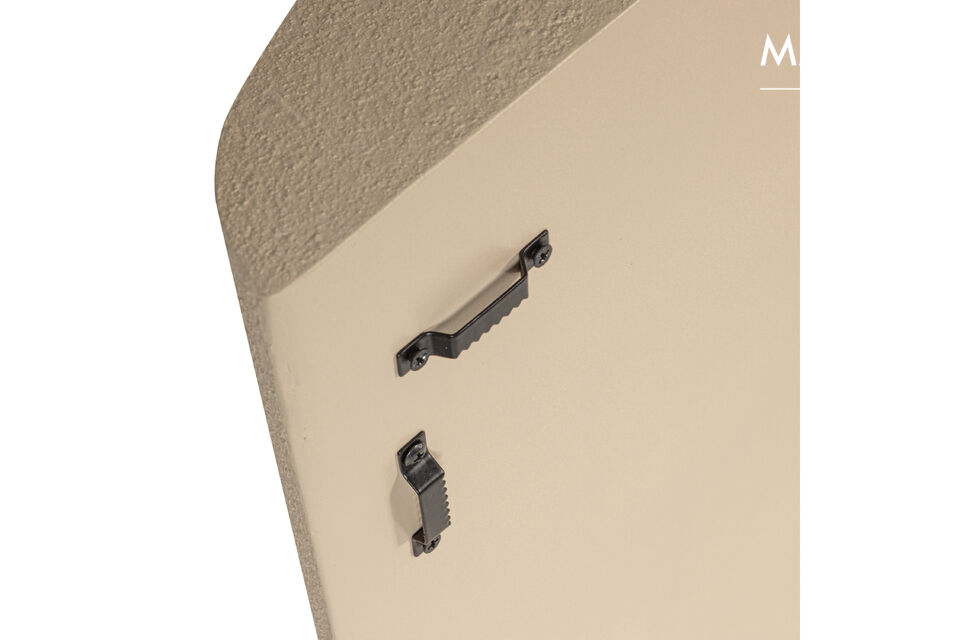 Materiale
La decorazione murale è realizzata in metallo verniciato a polvere con effetto cemento