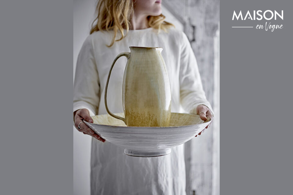 Die Saskia Deco Vase von Bloomingville ist aus Steingut gefertigt und in Beige mit einem weichen