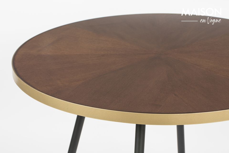 The beautiful walnut lacquered colour of the top is an eye-catcher