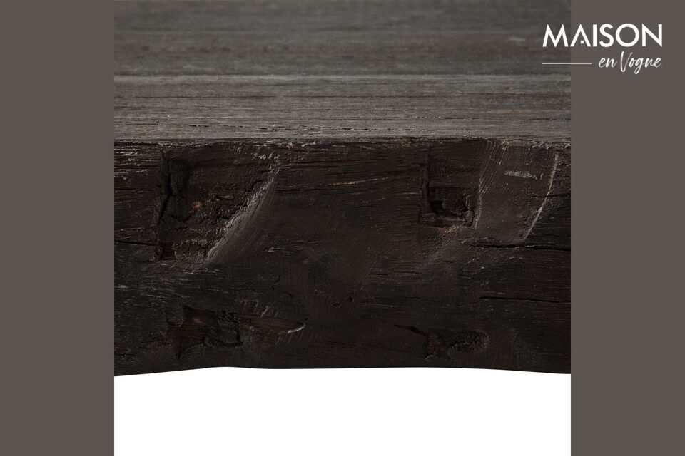 The years of use give the bench a robust but cozy look