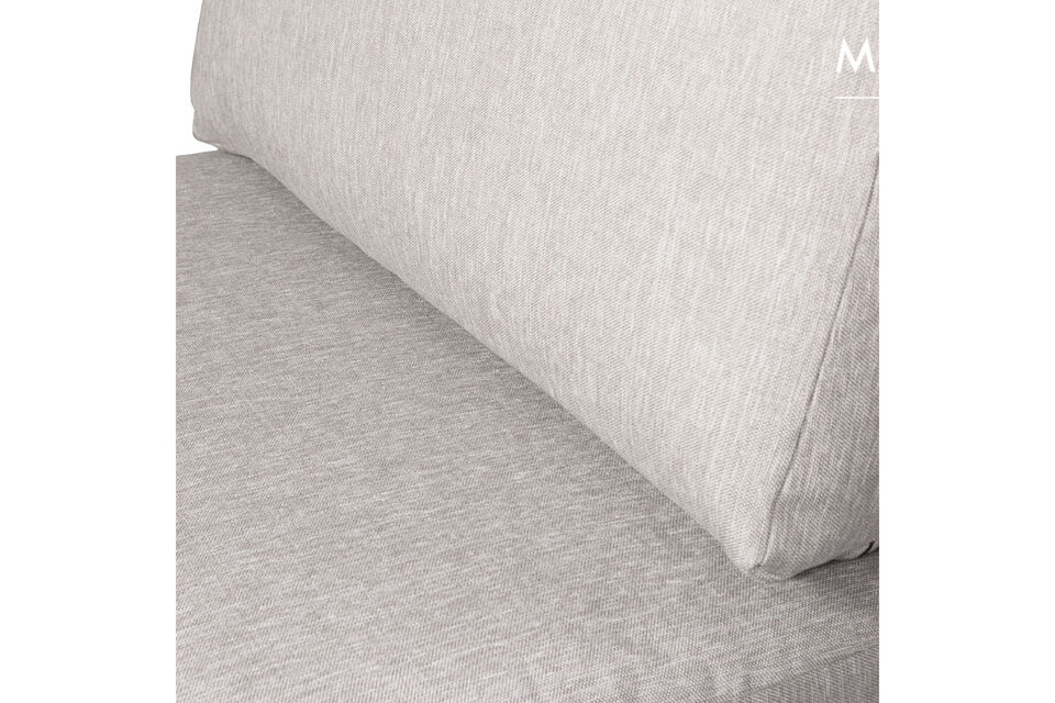 The stylish design is emphasised by the high, black leg with a cylindrical shape