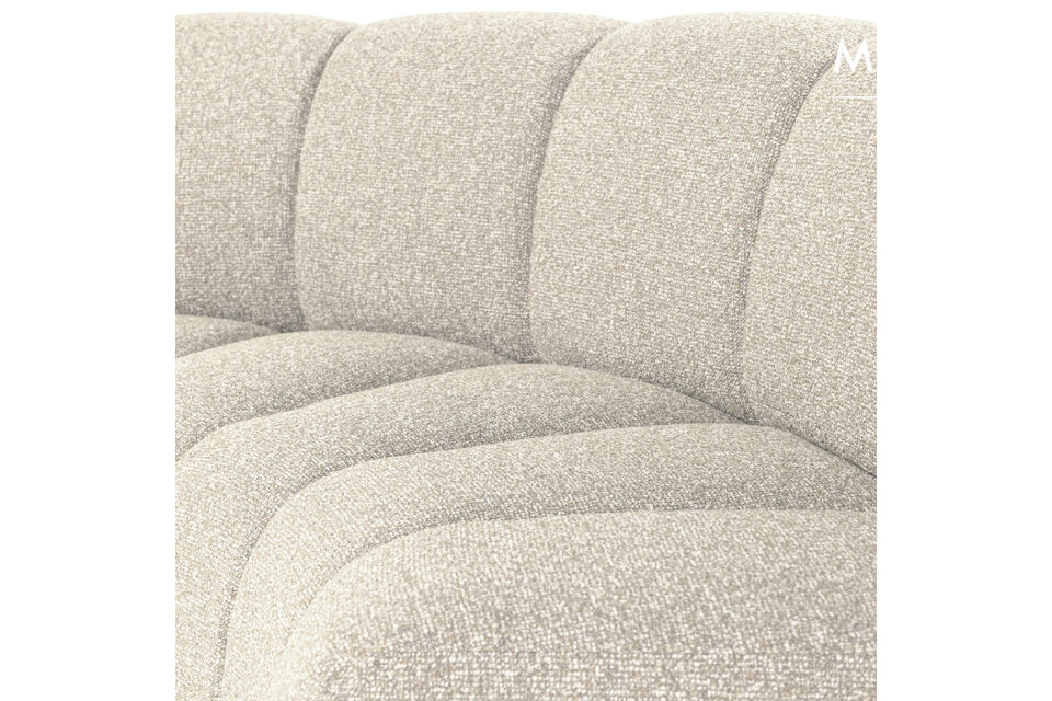 The semi-circular backrest ensures a comfortable sitting position, allowing you to dine for hours