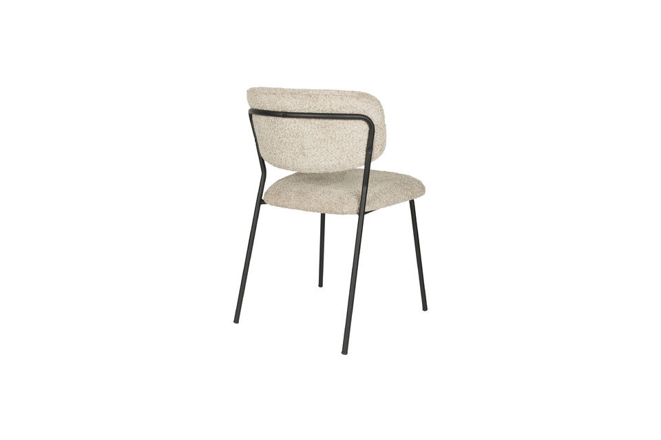 This upholstered chair is perfect for indoor use and combines comfort with a modern design