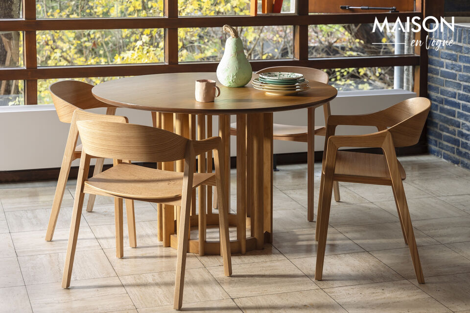 At the centre of the frame rests the slightly curved seat