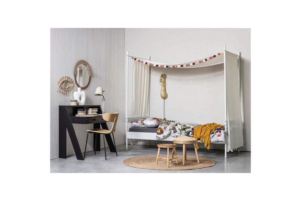 Striking dining chair with a slim