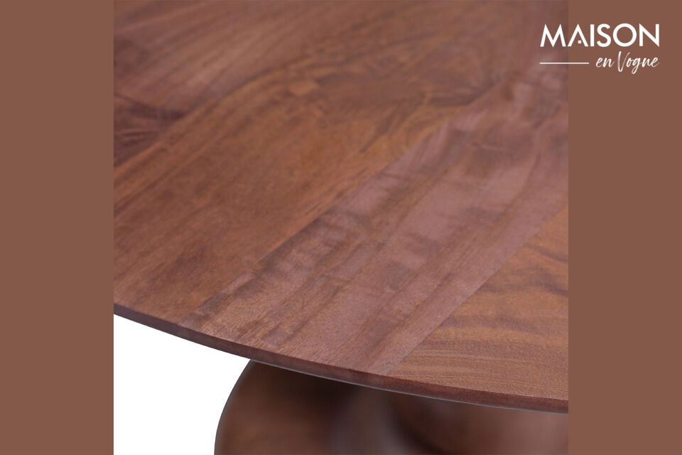The dining table is made of mango wood with a walnut-coloured finish