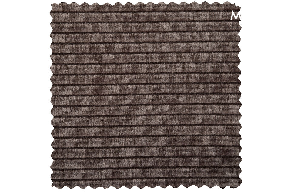 Il divano chaise longue può essere ordinato con la parte lunga a sinistra o a destra