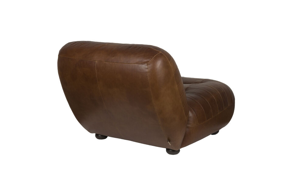 Dankzij het grote zitoppervlak kruip je namelijk heerlijk weg in deze fauteuil