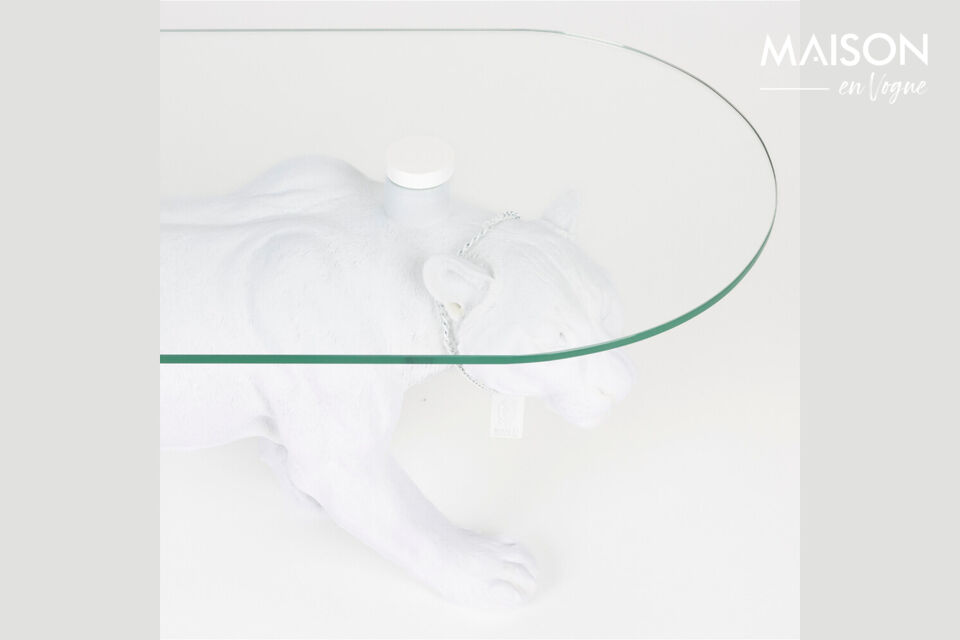 Der Panther trägt eine markante Kette mit dem Bold Monkey Logo