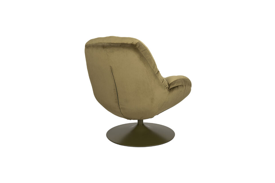 Deze fauteuil heeft een gecapituleerde zitting, die rijkelijk gevuld is met een dikke laag schuim