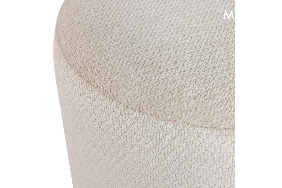 De bouclé stof in beige past moeiteloos in verschillende interieurs, van modern tot meer klassiek