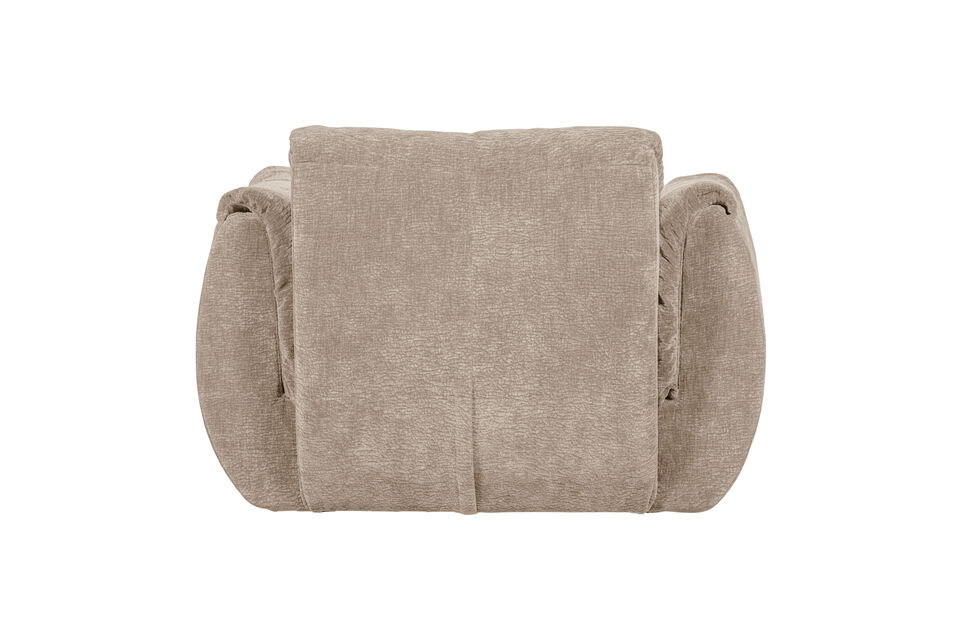 Deze sfeervolle draaifauteuil met donzen toplaag en zachte stof straalt luxe uit en past moeiteloos